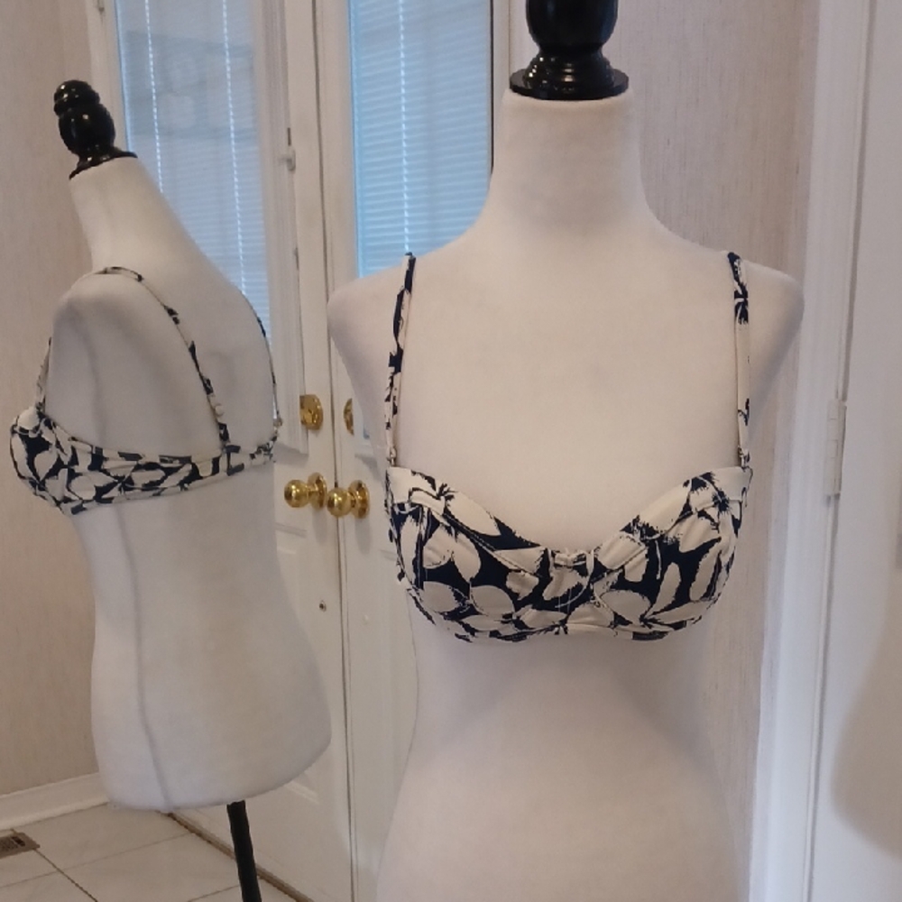 4/$30 Navy & White Floral Bikini Top - Size Medium
